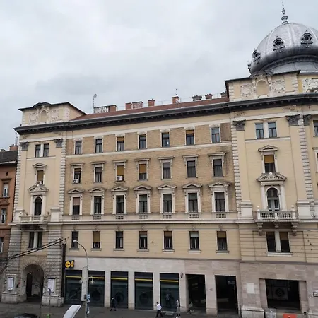 Stylish New With View On New York Palace Apartment Budapest