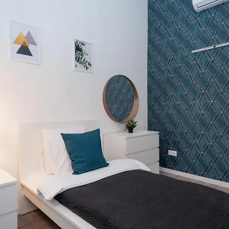 Stylish New With View On New York Palace Apartment