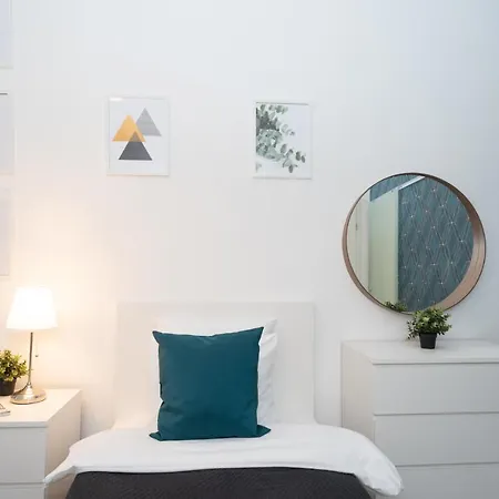 Stylish New With View On New York Palace *