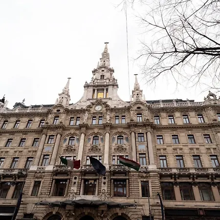 Stylish New With View On New York Palace