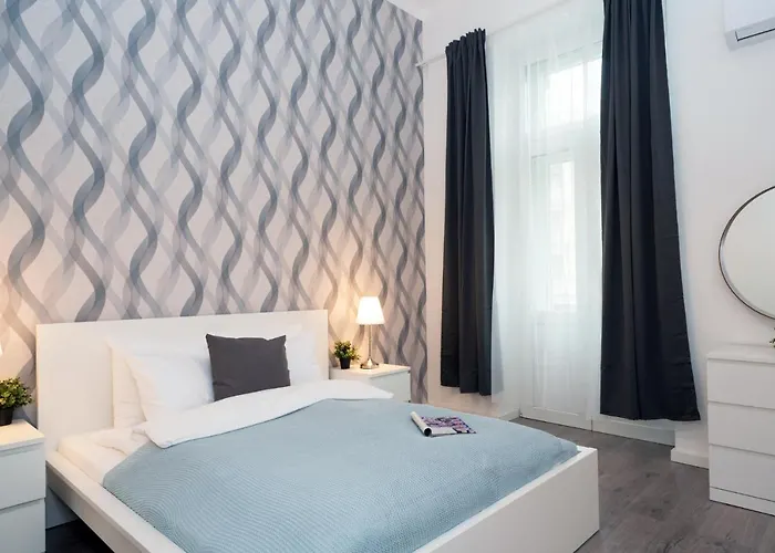 Stylish New With View On New York Palace *