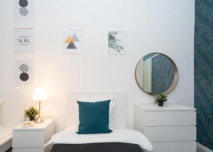Stylish New With View On New York Palace *