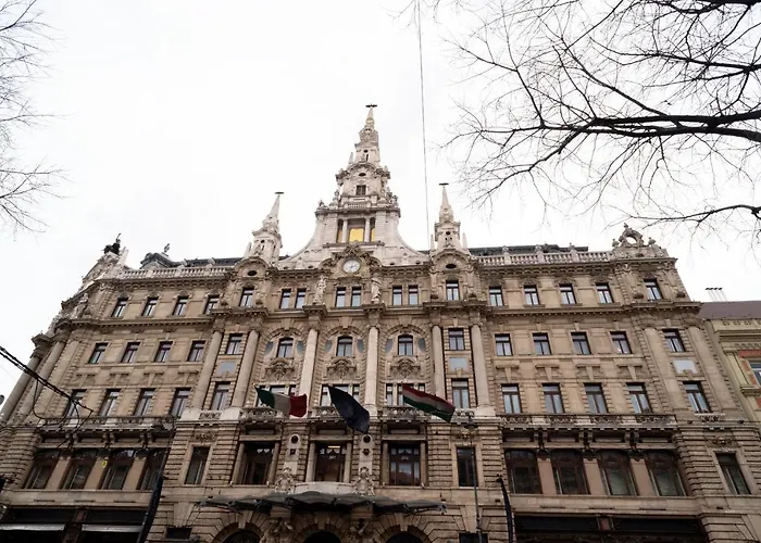 Stylish New With View On New York Palace