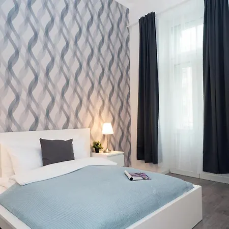 Stylish New With View On New York Palace *
