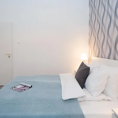 Stylish New With View On New York Palace Apartamento